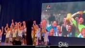 越南大学球队模仿梅西世界杯冠军颁奖，C罗球迷怒摔水瓶离开😡
