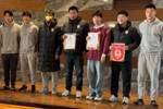 亚泰为赛季客场全勤球迷颁发纪念证书，谭龙、玄智健等球员颁奖