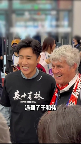 重磅嘉宾！米卢来到沈阳，为东北超开球